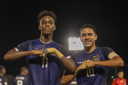 Allen Obando (i) y Kendry Páez jugaron juntos y fueron figuras en el Sudamericano Sub-17, hasta que coincidieron en la selección absoluta el mes pasado con polémica.