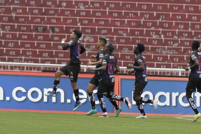 Kendry Páez y todo el festejo del primer gol de Independiente del Valle.