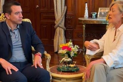 El presidente Daniel Noboa y la periodista de SBS News, Prue Lewarne.