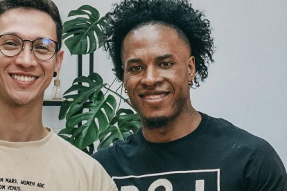 Moisés Coa y Jhojan Julio luego del tatuaje y una camiseta de recuerdo.