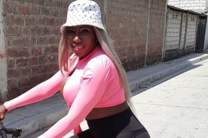 La presentadora Martha Quiñónez en bicicleta.