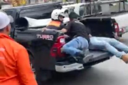 Luego del ataque, el alcalde fue llevado en el balde de una camioneta negra.