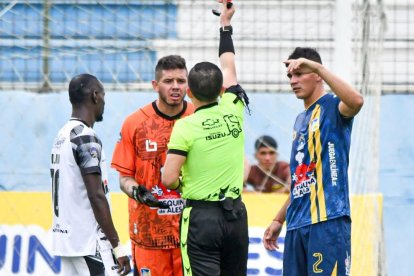 Delfín terminó el partido con 10 jugadores por la expulsión de Brian Heras.