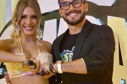 Emiliana Valdez junto a Carlos Scavonne, son los responsables de conducir el programa Combate.