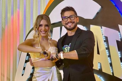 Emiliana Valdez junto a Carlos Scavonne, son los responsables de conducir el programa Combate.