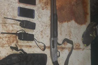 Las evidencias encontradas en la lancha de los piratas fueron llevadas a la capitanía de Puerto Bolívar.