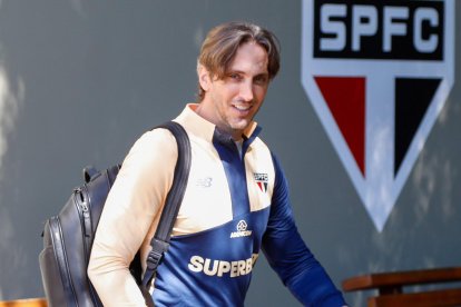 Luis Zubeldía se estrena como DT de Sao Paulo frente a Barcelona.