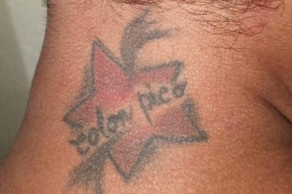 Uno de los detenidos se hizo una estrella roja con el nombre de su líder.