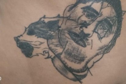 Uno de los dos sujetos que se tatuó a su jefe tiene la cara de Colón Pico con un lobo y dedos que simulan la insignia de este grupo terrorista.
