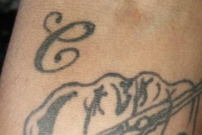 En el brazo derecho de uno de los delincuentes también estaban tatuadas las letras iniciales de Colón Pico.