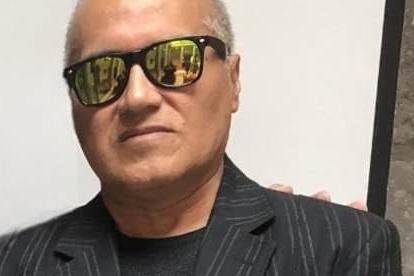 En esta foto, sobre el hombro izquierdo del actor se divisan tres dedos.