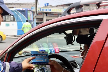 Los agentes entregan folletos informativos a los conductores que invaden el carril exclusivo de la Metrovía.