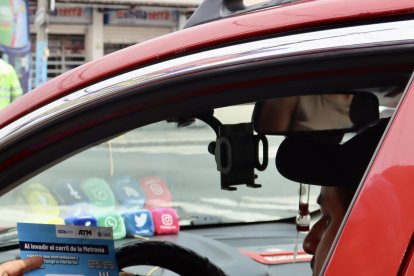 Los agentes entregan folletos informativos a los conductores que invaden el carril exclusivo de la Metrovía.