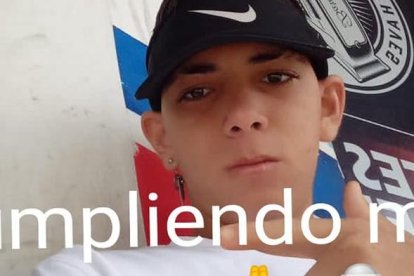 El muchacho subió una foto, en 2022, afirmando que cumplía su sueño de ser peluquero.