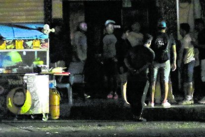 Las licoreras de Sauces mantienen su clientela pese a los apagones.