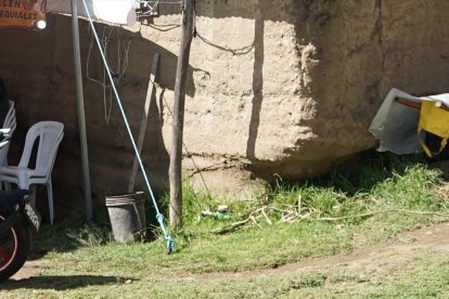 En esta casa se produjo la tragedia. Junto al inmueble está el generador de electricidad.