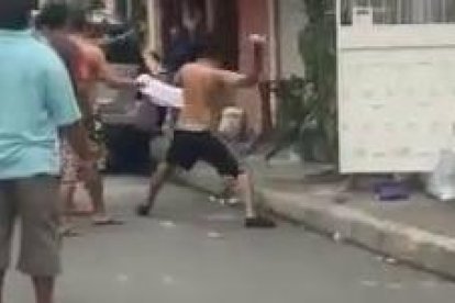 Momento en que uno de los ciudadanos lanza una piedra.