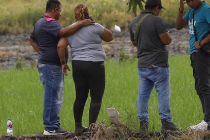 Familiares de la séptima víctima (pareja de la izquierda), encontrada este sábado, acudieron al sembrío para comprobar su deceso.