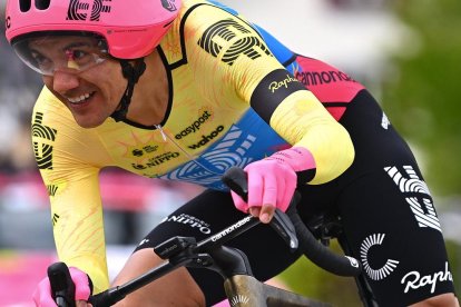 Richard Carapaz en el Tour de Romandía 2024.
