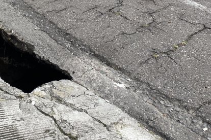 Este orificio amaneció en la calle Santa Rosa, del sector Miraflores, centro norte de Quito, el 7 de mayo de 2024.