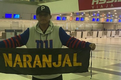 Límber Pillajo por Sudamérica con la bandera de la Sur Oscura de Naranjal.