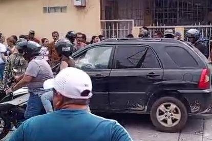 El vehículo tenía orificios en la ventana del conductor.