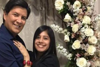 Ingrid y su esposo en una navidad.