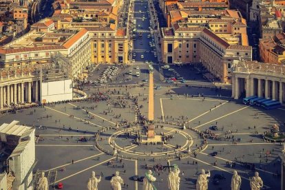 La Ciudad del Vaticano, una ciudad estado ubicada dentro de Roma, Italia, es la sede central de la Iglesia Católica Romana.