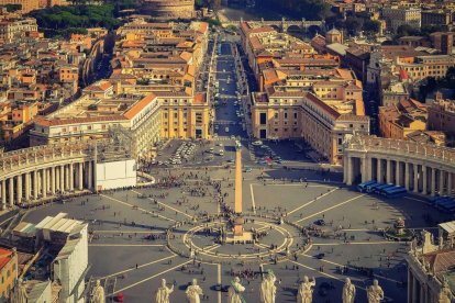 La Ciudad del Vaticano, una ciudad estado ubicada dentro de Roma, Italia, es la sede central de la Iglesia Católica Romana.