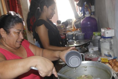 Marjorie sigue trabajando, vende almuerzos.