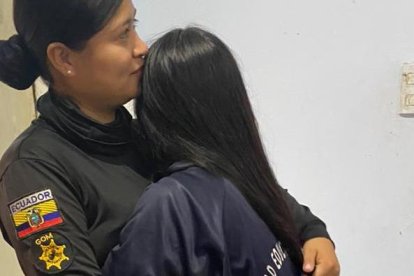 Recibir el abrazo de su hija es el mejor regalo cuando llega a casa.