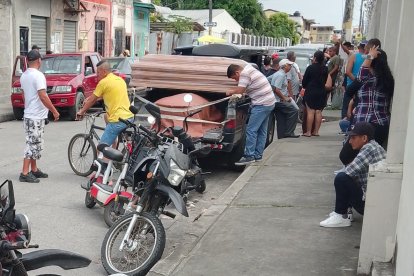 Familiares de los asesinados, hasta el mediodía de este lunes 13 de mayo, realizaban los trámites, en la morgue del cantón, para retirar sus cuerpos.
