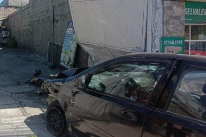 La parte delantera del vehículo implicado quedó destrozada.