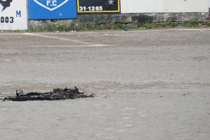 Las motos en las que iban los atacantes fueron quemadas en el estadio del barrio.