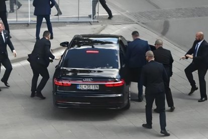 El equipo de seguridad del Primer Ministro ingresandolo a su vehículo
