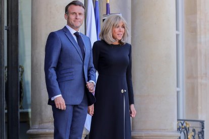 El primer mandatario Emmanuel Macron  frances junto a su esposa Brigitte Macron