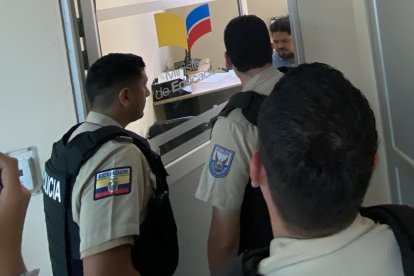 Según comentó uno de los uniformados, ellos llegaron a atender la alarma después de la llamada de personal de la garita.