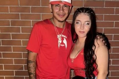 Anthony Mora junto a su esposa y madre de uno de sus hijos. La víctima tenía 24 años.