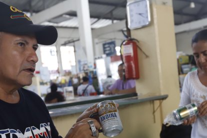 Hernán explicó que en Colombia se usa más las agarraderas de plástico