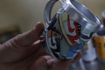 El detalle de la agarradera es que está hecha de la misma lata