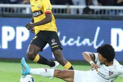 Barcelona (amarillo) venció a Liga en 2023, en el último antecedente entre ambos en el Rodrigo Paz Delgado, de Quito.