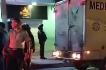 Agentes policiales acudieron al sitio para recabar indicios e indagar el doble asesinato.