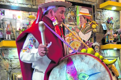 Su vestimenta y sus instrumentos musicales tienen un significado especial en su cultura.