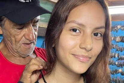 Carolando aprendió el coral de artesanos locales. De una abrió su propio quiosco.