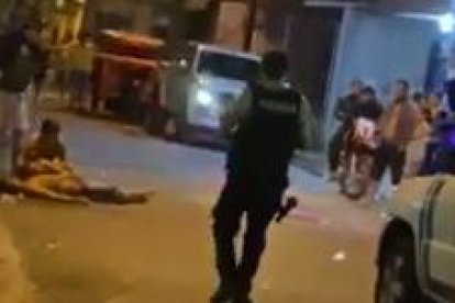 Policías acudieron al sitio, al igual que familiares de la víctima mortal.