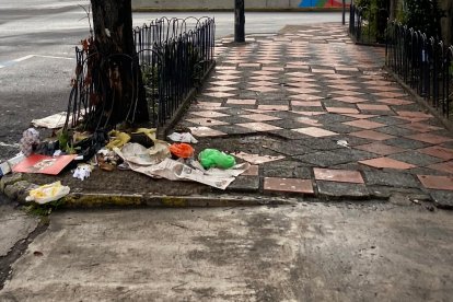 En la calle 18 de Septiembre, hay personas que abandonan desechos.
