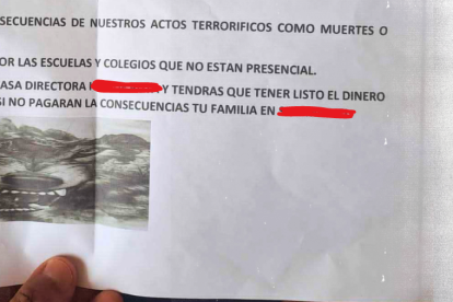 Este es uno de los pasquines dejados en el ingreso de un plantel.