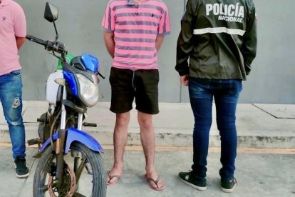 Agentes custodiaban a los sospechosos hasta que un juez disponga su situación.