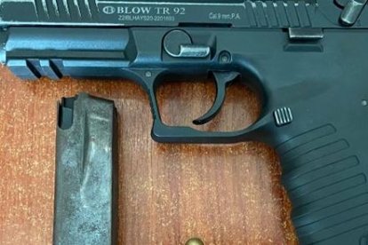 Una pistola fue incautada como evidencia.