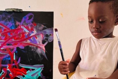 La técnica que emplea Ace Liam es gatear sobre las pinturas